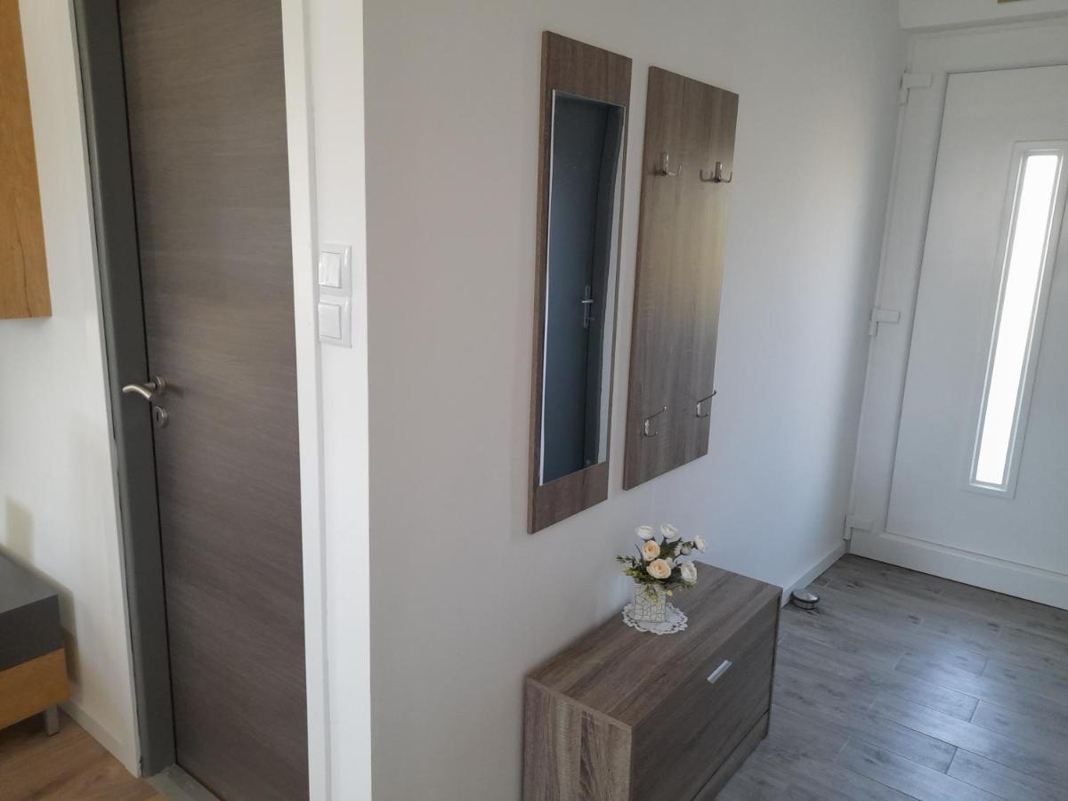 Apartman Prvi Red Do Mora Sveti Filip i Jakov Exterior foto